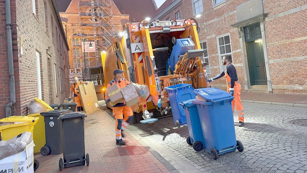 Mit dem E-Müllwagen durch Faldern: Auch hier packen alle an, es muss schnell gehen. Fotos: Stephanie Schuurman