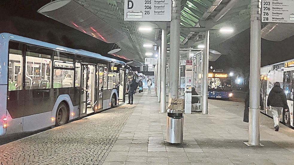 Die Buslinien fahren den Delmenhorster Bahnhof/Zob abends einmal die Stunde an – die Züge nach Bremen fahren deutlich häufiger. Foto: Kai Hasse