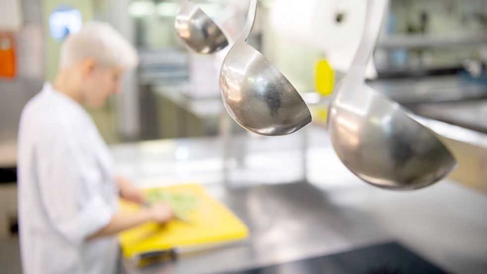 Fett- und ölhaltiges Schmutz- und Spülwasser aus Gastronomieküchen wird über Fettabscheider entsorgt. Symbolfoto: Sebastian Gollnow/dpa/Archiv
