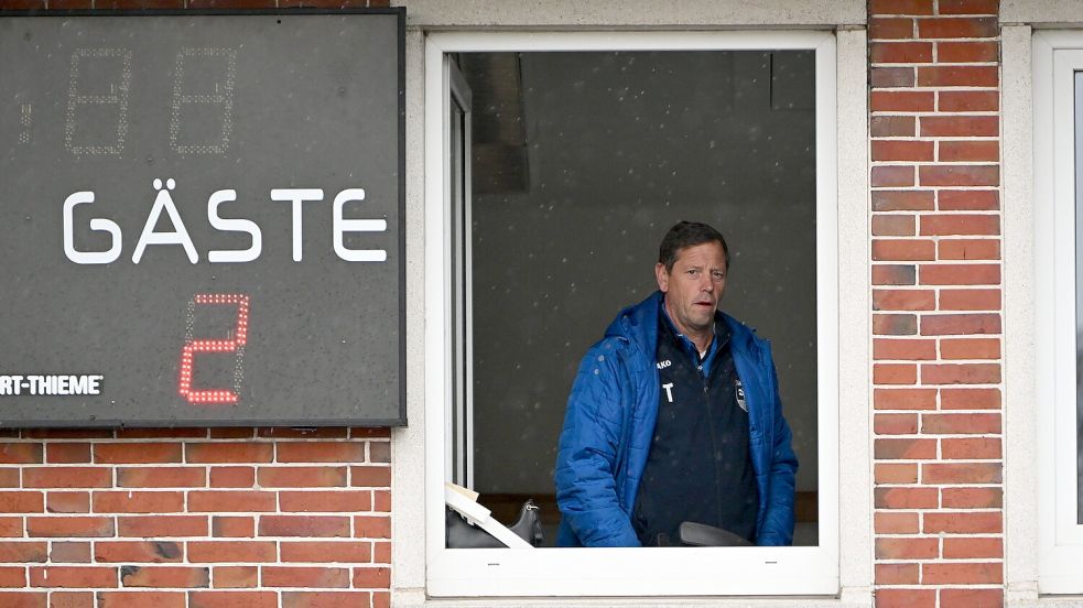 Ralf Backhaus sah die Partie aus der Turnhalle heraus. Foto: Heiner Steenhoff
