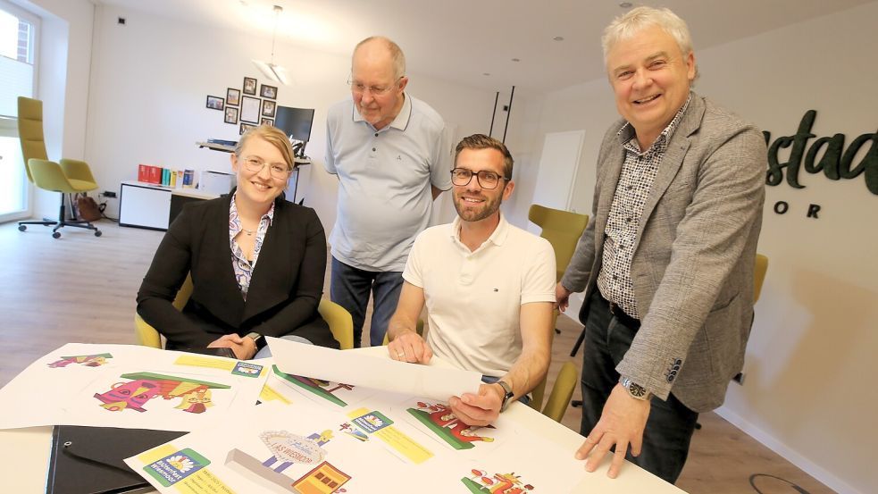 Bei der Präsentation der Entwürfe für die Motivwagen des Blütenfestes: Die Festzug-Organisatoren Claudia Meyer (von links) und Reinhard Bildhauer mit Bürgermeister Sven Lübbers und Friedrich Völler, Vorsitzender des Verkehrs- und Heimatvereins. Foto: Nicole Böning