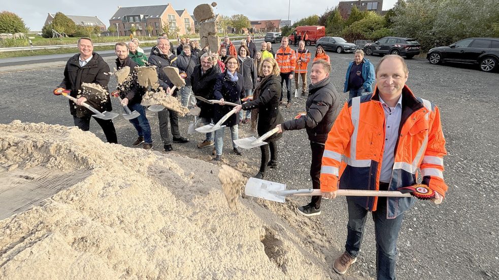 Griffen zum offiziellen Baubeginn zum Spaten (von links): Holger Heymann (Landrat Landkreis Wittmund), Hanno Albers (Firma TellBau), Rolf Claußen (Bürgermeister Stadt Wittmund), Simon Lübben (Ortsvorsteher Carolinensiel), Karin Emken und Katharina Jensen (beide Mitglied im Niedersächsischen Landtag), Kai Koch (Geschäftsführer der Nordseebad GmbH Carolinensiel-Harlesiel) sowie Frank Buchholz (Leiter Straßenbaubehörde Aurich). Foto: Susanne Ullrich