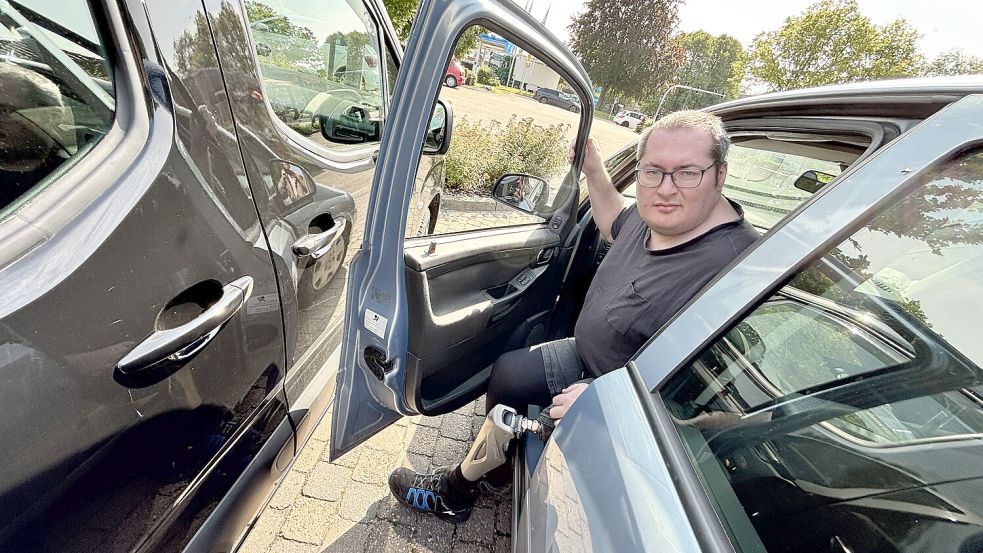 Neben einem anderen geparkten Auto reicht der Platz für Patrick Höcker nicht, um auszusteigen: „Jedenfalls nicht, ohne das andere Auto zu beschädigen", sagt er. Foto: Klaus Ortgies