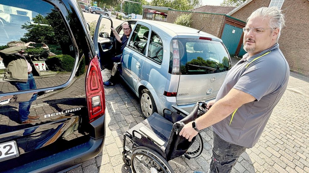 Christian Höcker (vorne) unterstützt seinen Bruder Patrick (im Auto) seit dessen schweren Verkehrsunfall. Foto: Klaus Ortgies