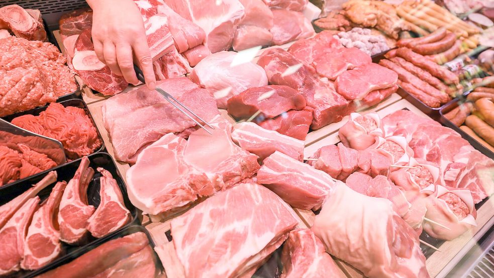 Die Preise für Rindfleisch gehen im Vergleich zum Schweinefleisch durch die Decke: Verschiedene Sorten Schweinefleisch und Rindfleisch liegen in einer Fleischtheke in einem Supermarkt. Foto: Jan Woitas/dpa/Archiv