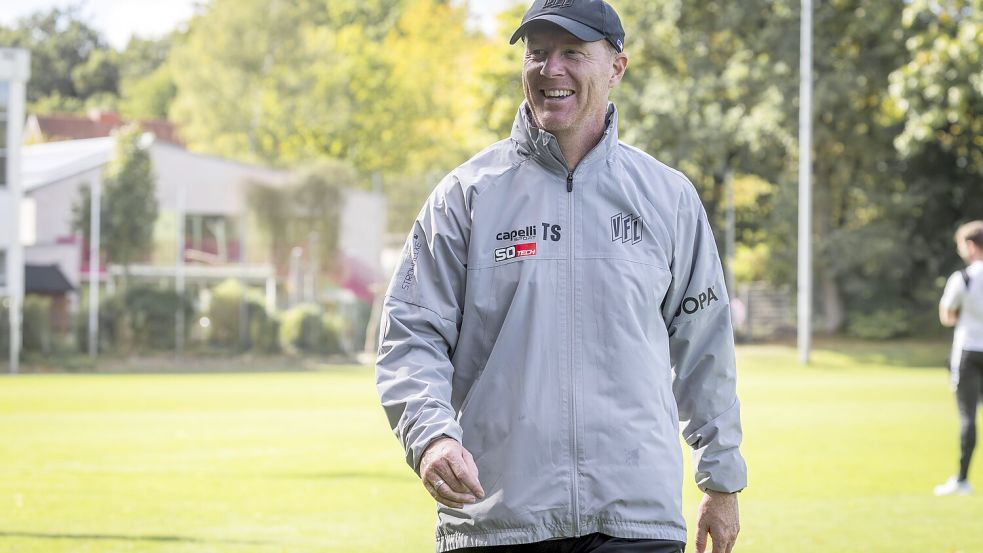 Kann mit dem Start seiner Amtszeit beim VfL Osnabrück sehr zufrieden sein: Trainer Timo Schultz. Foto: Swaantje Hehmann