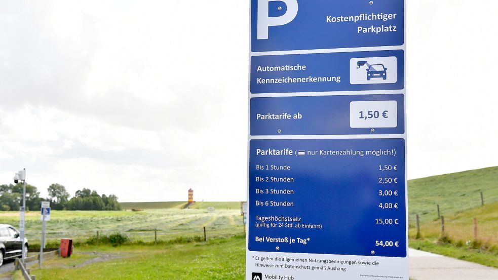 Mit der Kennzeichenerfassung kamen auch neue Tarife auf den Parkplatz am Pilsumer Leuchtturm. Foto: Heinz Wagenaar/Archiv