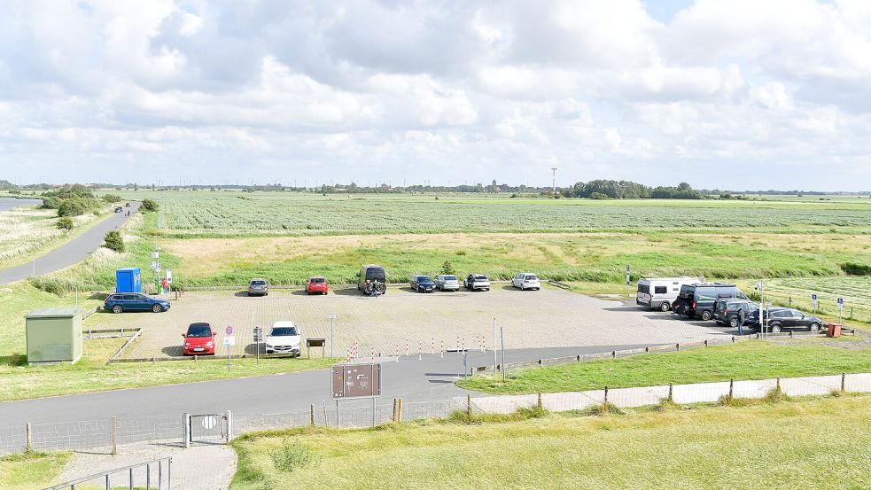 Der Parkplatz am Pilsumer Leuchtturm, vom Deich aus gesehen. Foto: Heinz Wagenaar/Archiv