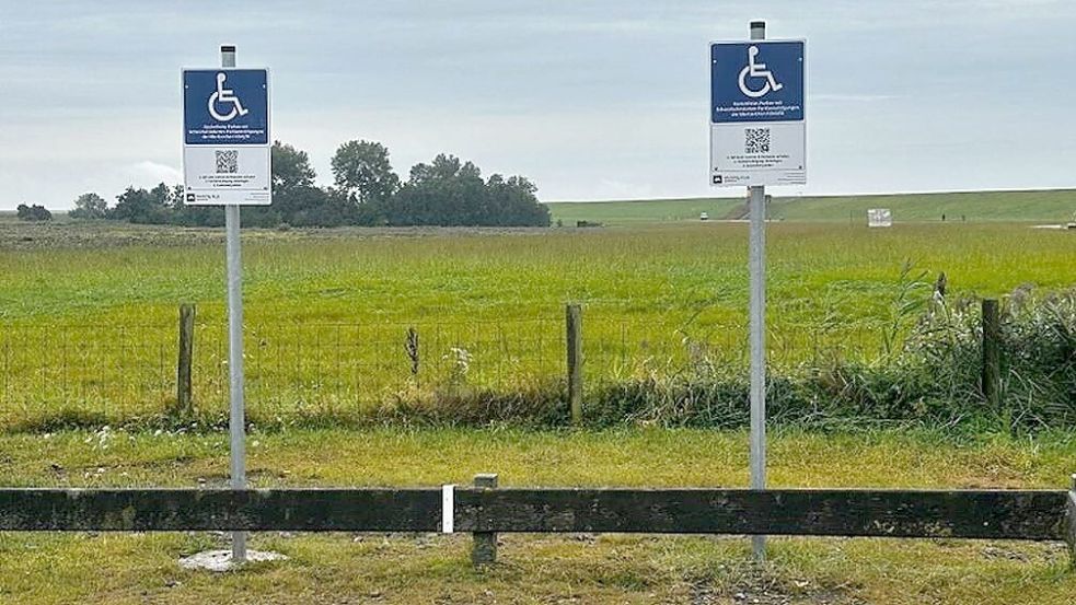 Auf dem Parkplatz gibt es auch zwei Behindertenparkplätze, auf denen zu Sondertarifen geparkt werden kann. Foto: Gemeinde Krummhörn