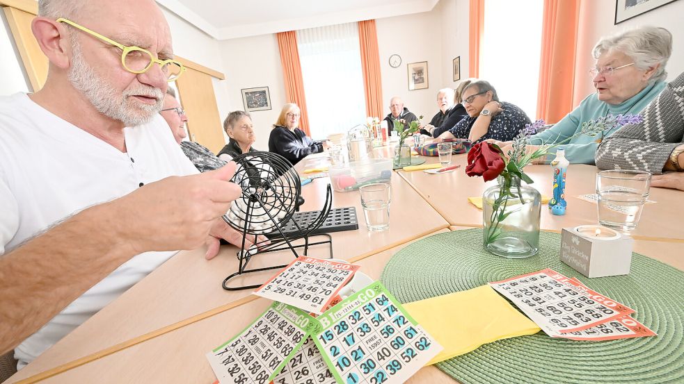 Das Bingo-Spielen findet einmal monatlich in Groothusen statt. Ulrich Tiemann ist Spielleiter. Foto: Klaus Ortgies