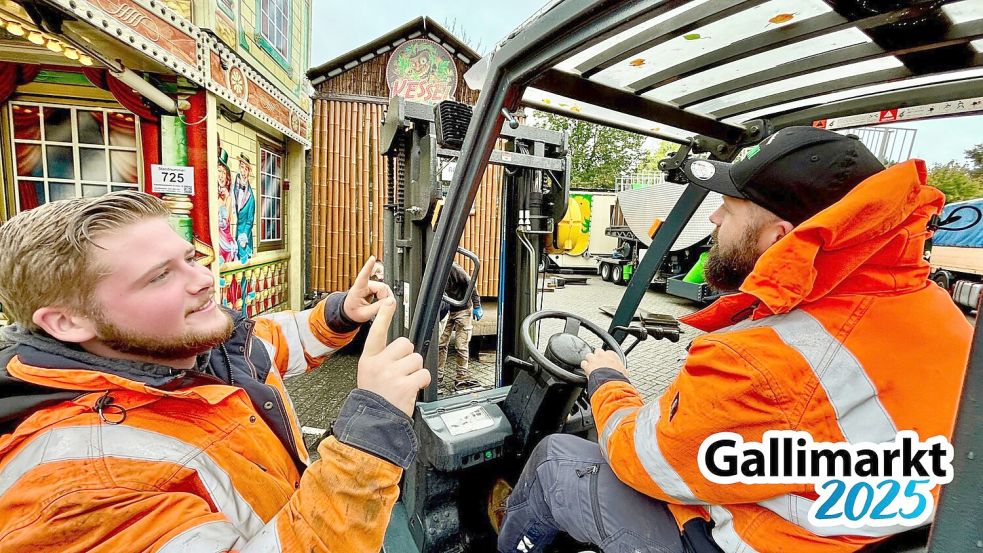 Beim Gallimarkt-Aufbau ist Präzision gefragt, wenn es dann doch eng wird. Foto: Klaus Ortgies