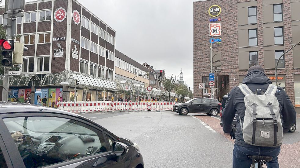Die Neutorstraße, eine Hauptverkehrsachse in Emden, ist seit dem 6. Oktober voll für Autofahrer gesperrt. Radfahrer können weiterhin durchfahren. Fotos: Mona Hanssen