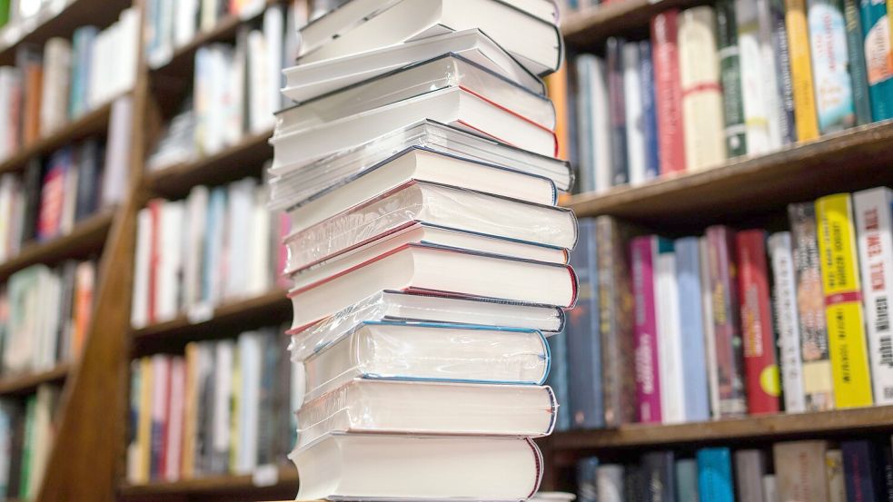 Auch im Herbst wird die Leserschaft mit neuen Büchern versorgt. Symbolfoto: Frank Rumpenhorst/dpa