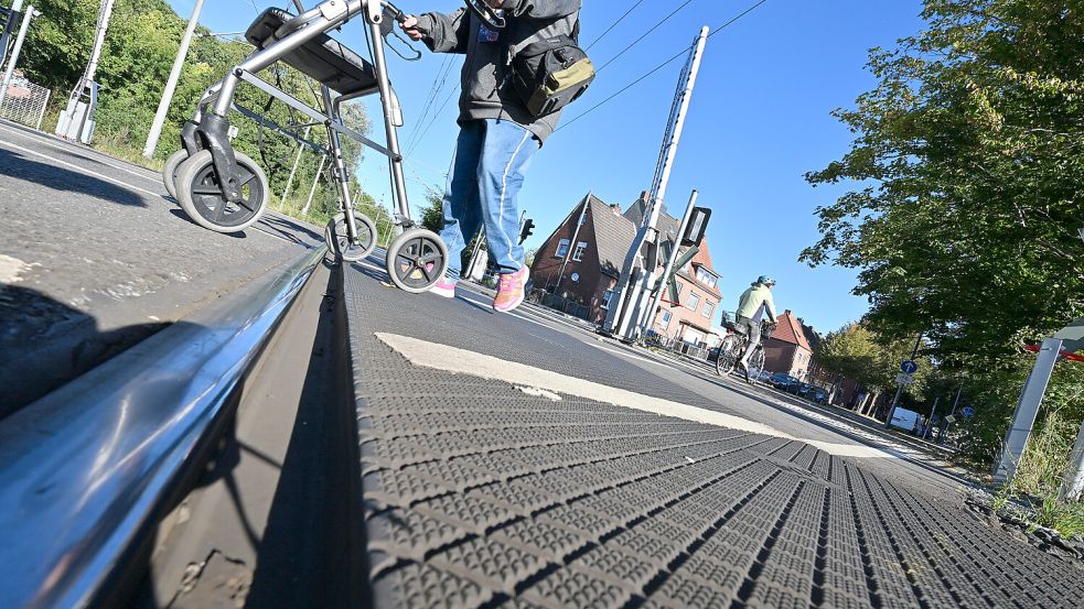 Denkbar wäre auch, dass Passanten mit den Rädern ihrer Rollatoren oder Kinderwagen in den Schienen stecken bleiben. Foto: Klaus Ortgies