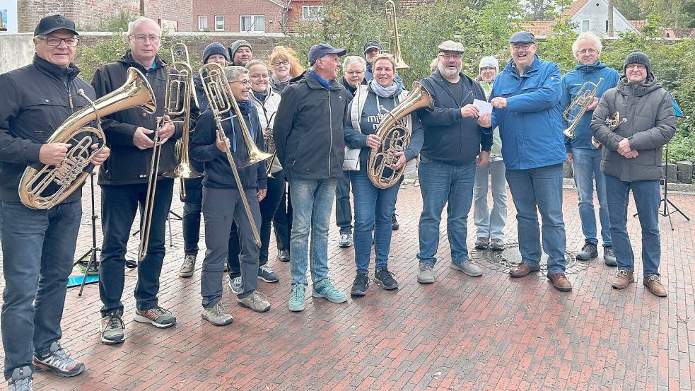 Gruppenbild mit Chor- und Vereinsmitgliedern bei der Spendenübergabe. Foto: Eichsfelder Posaunenchor