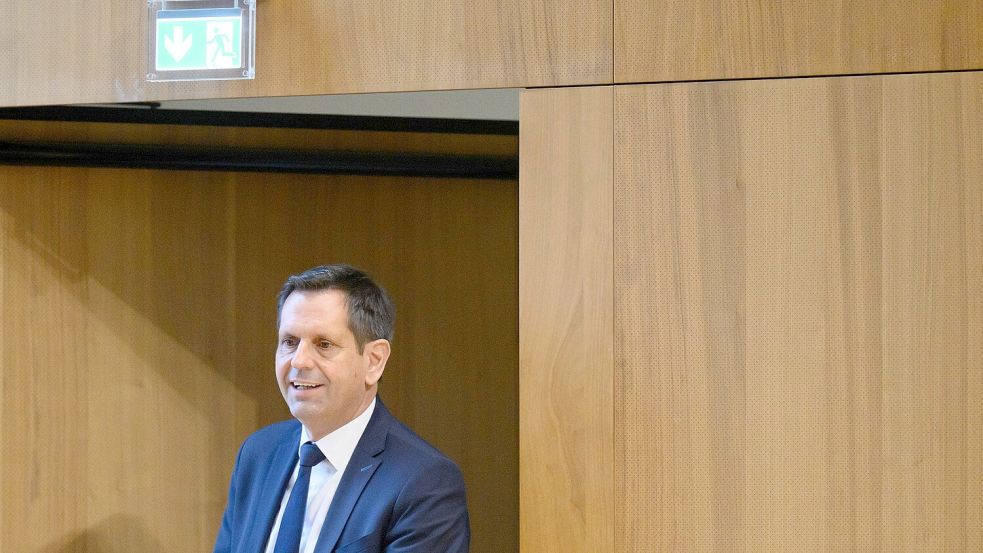 Sein Positionspapier zur Zukunft der Automobilindustrie sorgt für Diskussionen. Ministerpräsident Olaf Lies (SPD) im niedersächsischen Landtag Foto: dpa/Julian Stratenschulte