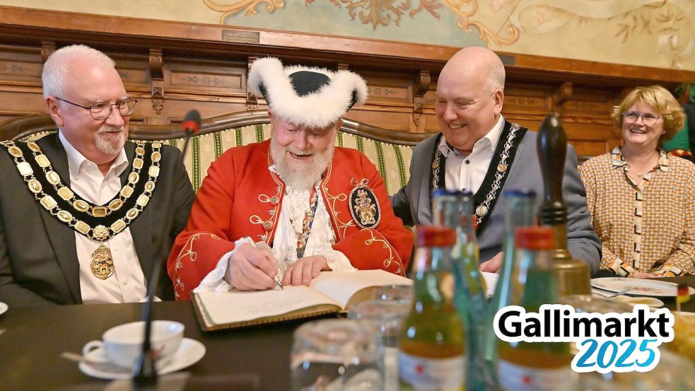 Ehrenherold und Towncrier Trevor Heeks hat gestern im Goldenen Buch der Stadt Leer unterschrieben. Neben ihm der Bürgermeister von Trowbridge, Stephen Cooper (links) und der Leeraner Bürgermeister Claus-Peter Horst mit seiner Frau Edith. Foto: Klaus Ortgies