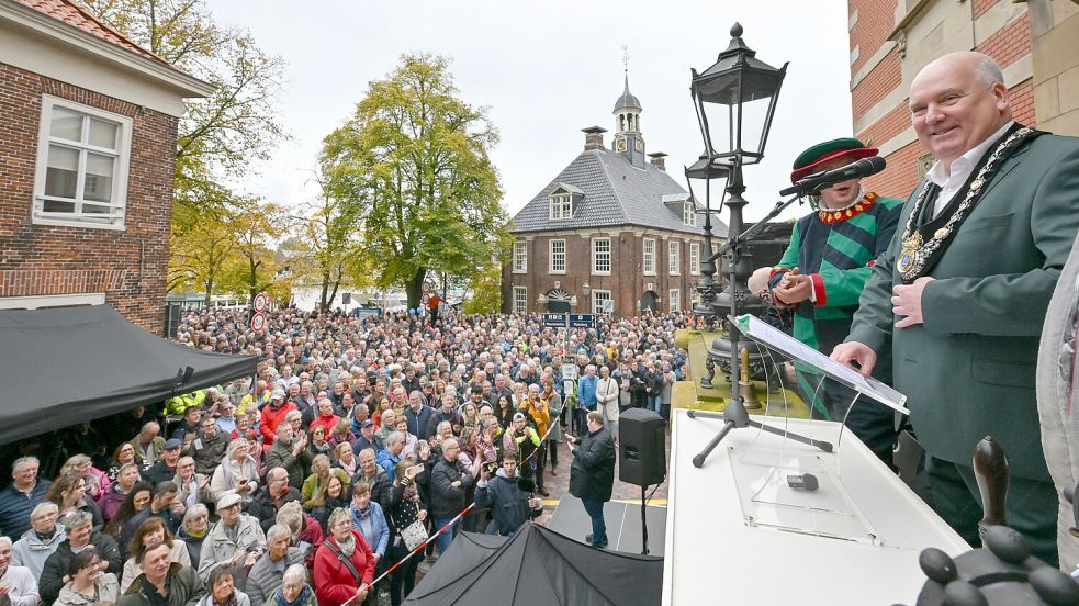 Bürgermeister Claus-Peter Horst begrüßt traditionell die Gallimarktbesucher von der Rathaustreppe. Foto: Klaus Ortgies