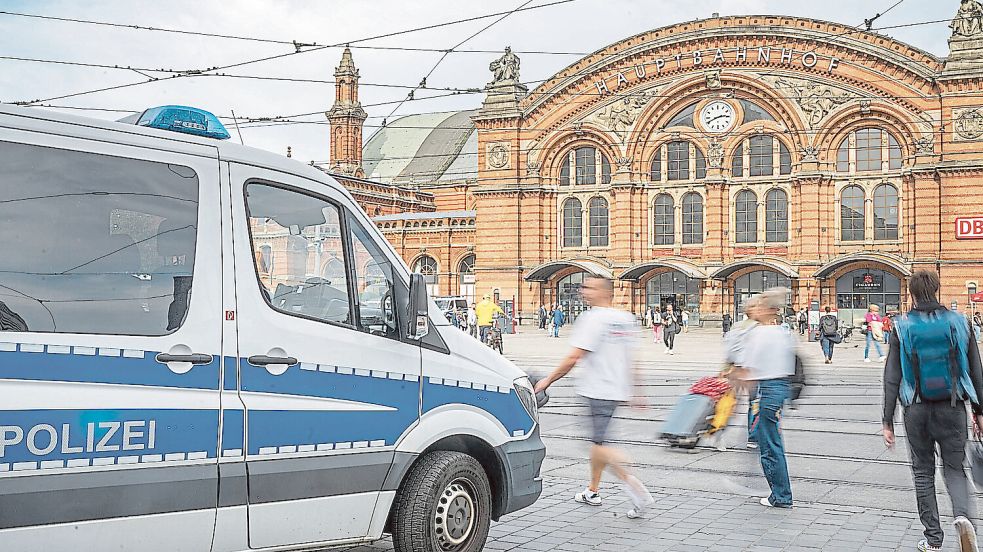Weil eine 26-Jährige ohne auf den Verkehr zu achten über die Gleise am Bahnhofsplatz gelaufen ist, musste ein herannahender Bus eine Gefahrenbremsung einleiten. Mehrere Fahrgäste wurden verletzt. Foto: Sina Schuldt