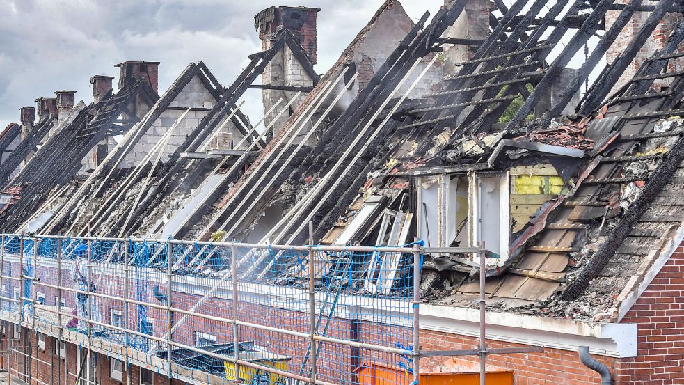 Bei dem Großbrand sind die Dachgeschosswohnungen durch Feuer zerstört worden. Die unteren Wohnungen haben Schäden durch das Löschwasser. Foto: Klaus Ortgies/Archiv
