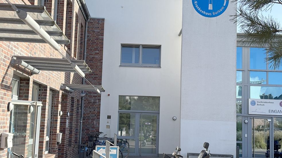In den Plänen für ein mögliches RVZ/MVZ spielt das Gebäude links beim Inselkrankenhaus eine zentrale Rolle. Foto: Florian Ferber