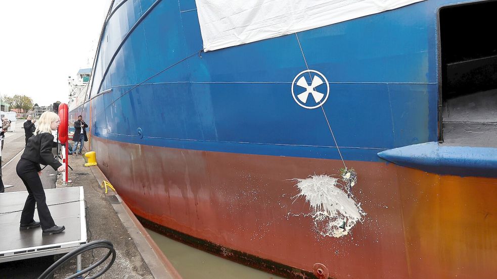 Geschafft: Die zehn Jahre alte Fenna, Tochter der langjährigen EMS-Group-Mitarbeiterin Heika Iwwerks, tauft die EMS Luna. Foto: EMS Group