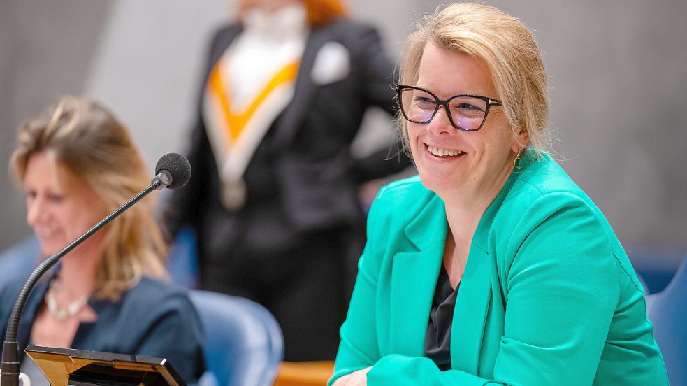 Hat durch die Pläne für die KI-Fabrik einen Grund zur Freude: Roelien Kamminga, die Bürgermeisterin der Gemeinde Groningen, hier bei einer Sitzung des Parlaments in Den Haag. Foto: John Beckmann/Orange Pictures/Imago Images