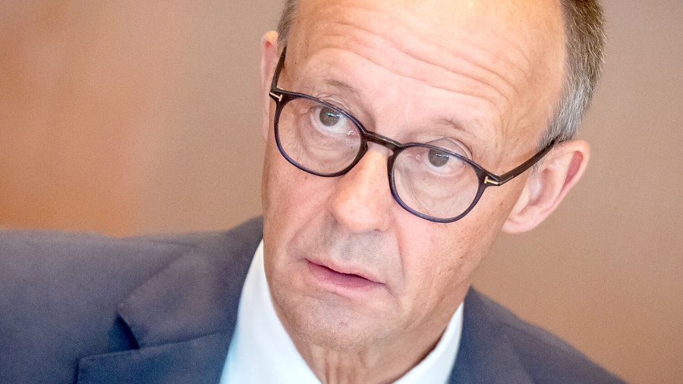 Bundeskanzler Friedrich Merz (CDU) und seine schwarz-rote Regierung stehen unter Druck, rasch Reformen auf den Weg zu bringen. In Ostfriesland mehren sich die Alarmzeichen. Foto: Michael Kappeler/dpa