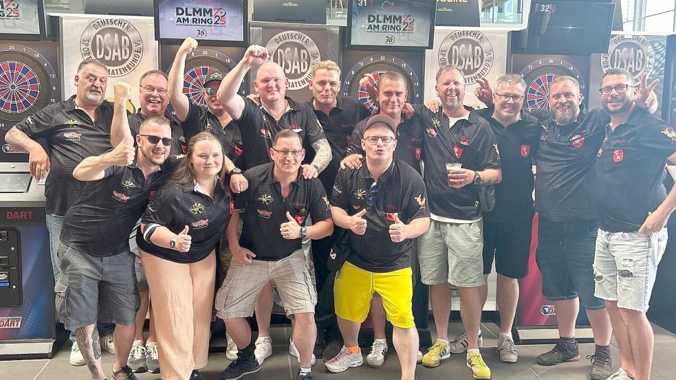 Die Bremer E-Darts-Mannschaft „Team Totalschaden“, darf als deutscher Meister zur Weltmeisterschaft nach Las Vegas. Doch das Geld ist knapp. Ein Dartturnier im Ganderkeseer Schützenhof soll helfen. Foto: Team Totalschaden
