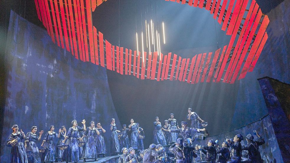 Richard Wagner: „Der fliegende Holländer“. Theater Osnabrück, 20.9.2025. ML: Christopher Lichtenstein Regie/Ausstattung: Dennis Krauß. D: Opern- und Extrachor Foto: Matthias Horn