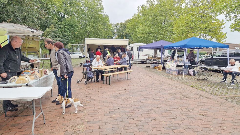 Der Nachmittagsmarkt in Bunde wird von Urlaubern und den Bewohnern der Alten- und Behindertenwohnanlagen gut angenommen. Foto: Tatjana Gettkowski