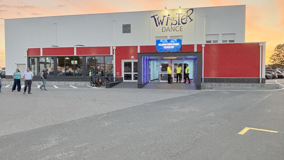 Anfang Oktober 2025 wurde das Twister Dance in sande neu eröffnet. Feiern kann hier aber wohl nicht jeder, wenn es nach einem lange Jahre unbeachteten Eintrag auf der Internetseite der Disco geht. Foto: Susanne Ullrich/Archiv