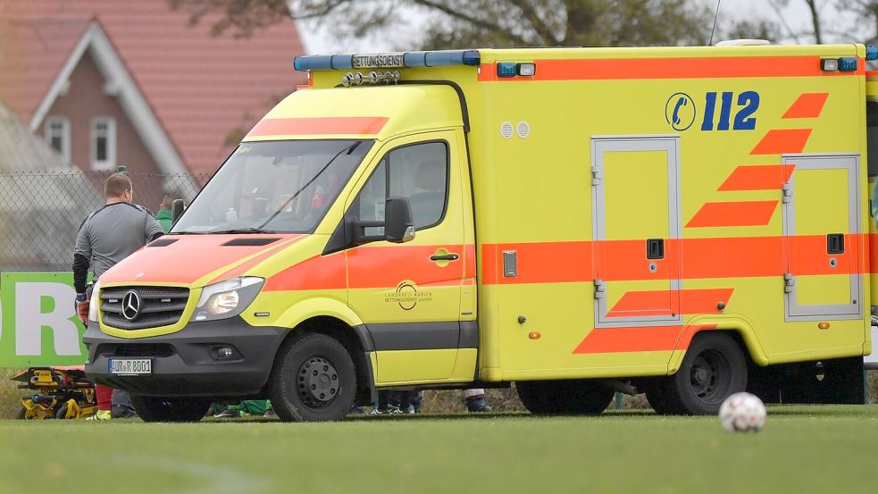 In Oldersum war beim Spiel der B-Klasse ein Rettungswagen im Einsatz. Foto: Archiv
