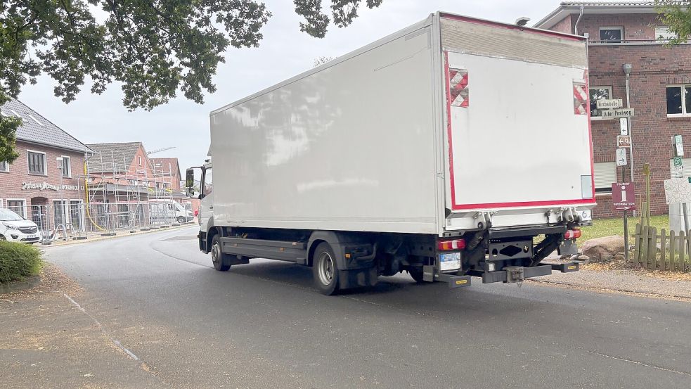 Manchmal fahren auch Lkw durch den Alten Postweg in Remels. Nicht immer gehörten die laut der Anwohnerin zu den Geschäften in der Straße. Foto: Lars Löschen