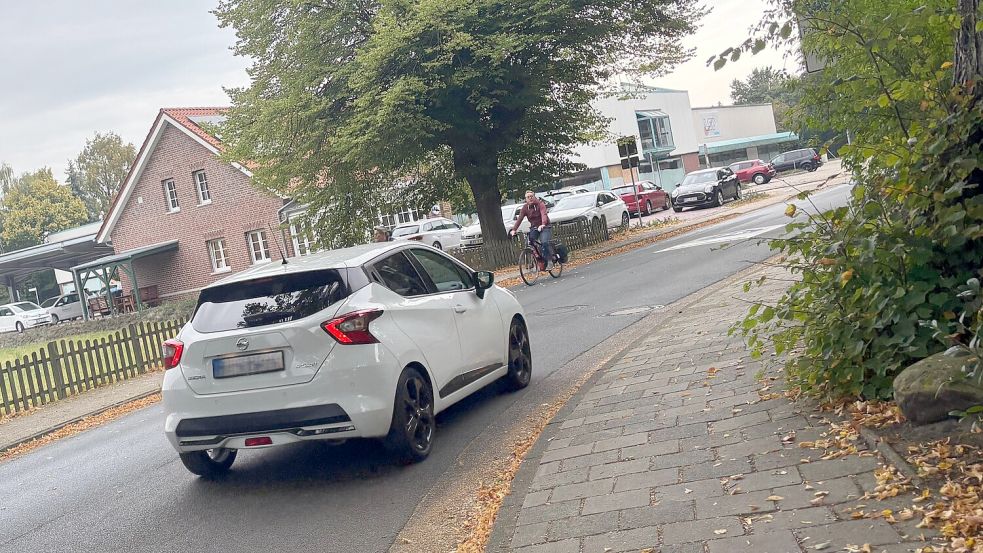 Auf dem Alten Postweg haben Radfahrer Vorrang. Nur Anlieger dürfen die Straße mit einem Auto befahren. Laut Kennzeichen kommt dieses Fahrzeug aus Oldenburg. Foto: Lars Löschen