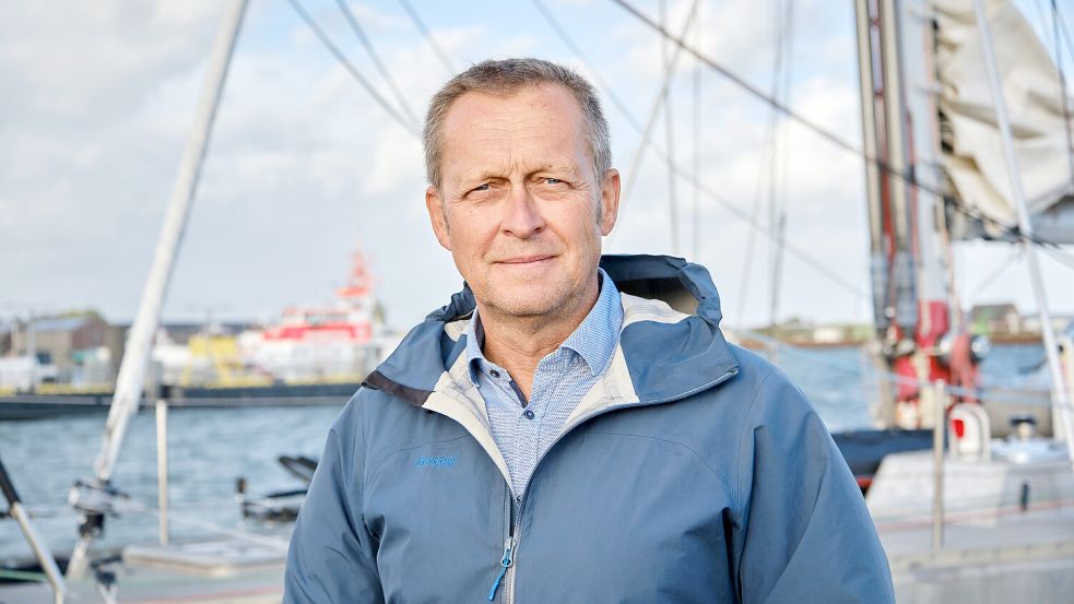Jürgen Akkermann ist seit November 2019 Bürgermeister der Insel. Das Foto entstand bei einem Termin mit Greenpeace im September 2025, bei dem es um das Erdgasprojekt vor Borkum ging. Foto: Verena Brüning/Greenpeace
