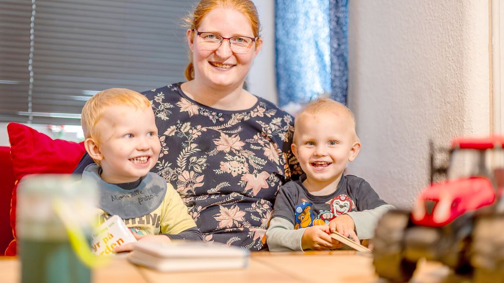 Heidi Trawel fühlt sich nach einer langen Odyssee mit ihren Söhnen Tobias (links) und Christian (rechts) in Flensburg sicher. Foto: Sebastian Iwersen