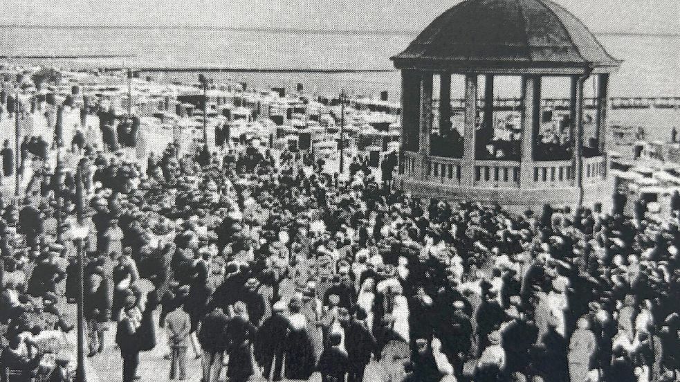 Beim Absingen des Borkum-Lieds war die Promenade 1912 voll. Quelle: Archiv des Heimatvereins Borkum