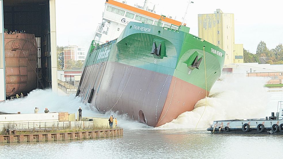 Der Tanker „Thun Renew“ glitt ins Hafenbecken. Foto: Bodo Wolters