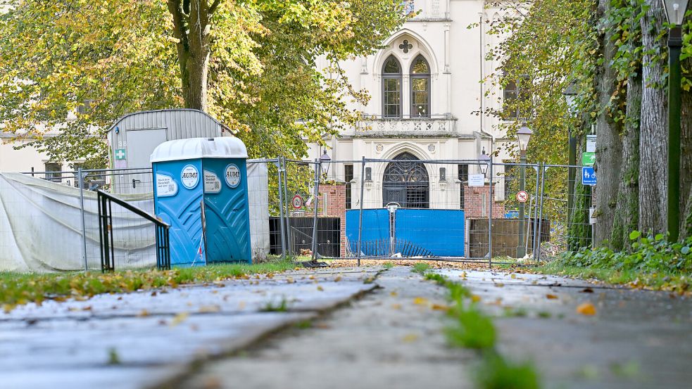 Der direkte Weg zur Evenburg ist noch immer versperrt. Foto: Klaus Ortgies
