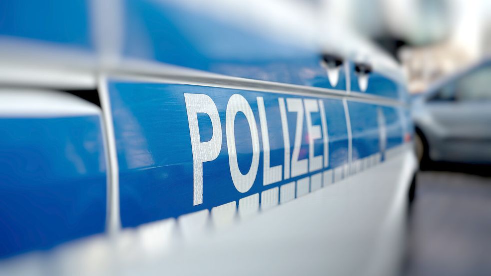 •Die Polizei war am Freitag wegen einer Unfallflucht in Filsum im Einsatz.. Symbolfoto: Heiko Küverling/Fotolia
