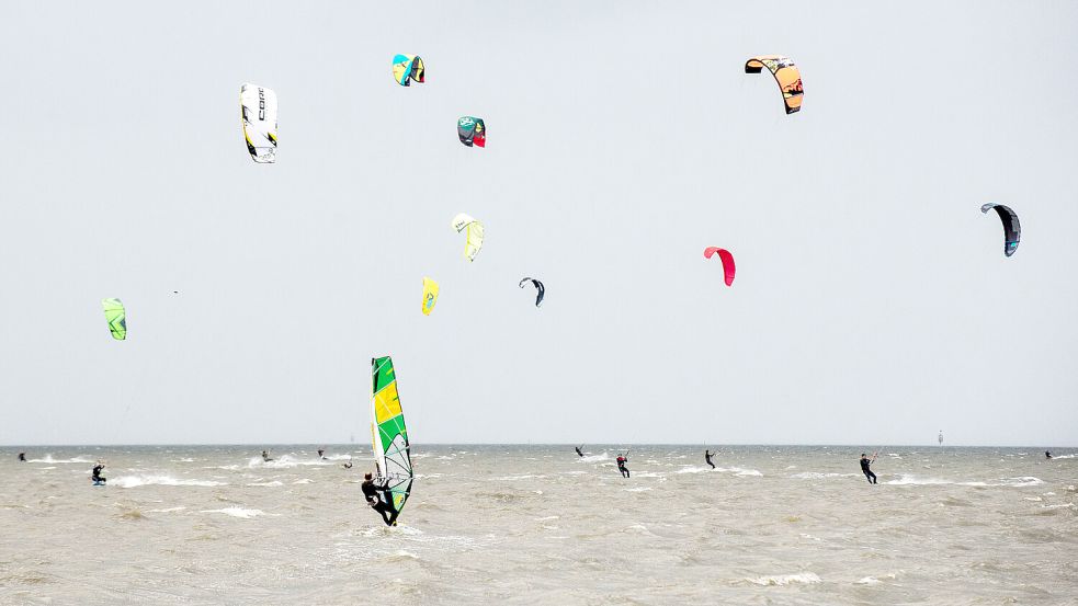 Die internationale Kitesurf-Elite macht im nächsten Jahr Station auf Borkum. Foto: Hauke-Christian Dittrich/dpa