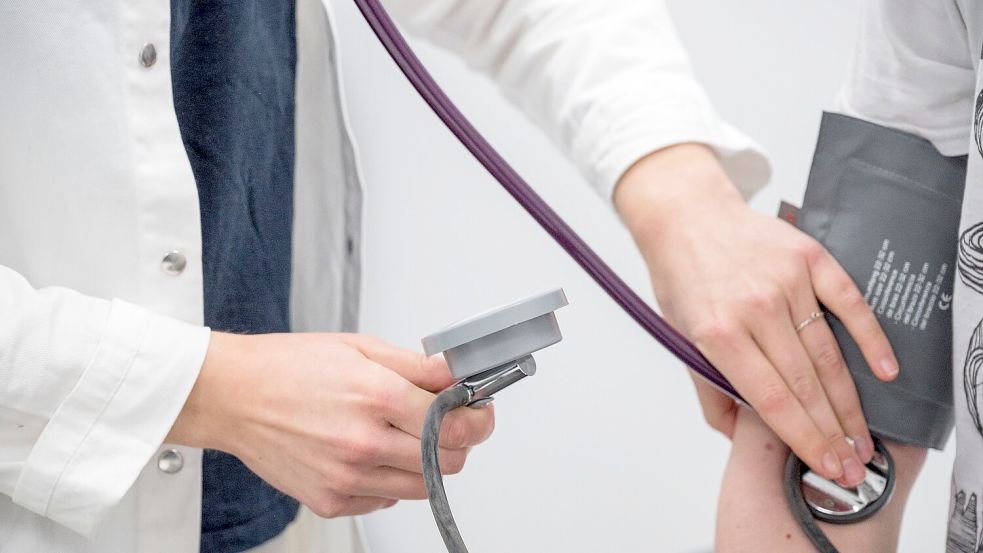 Ein Medizinisches Versorgungszentrum soll die ärztliche Versorgung auf der Insel verbessern. Symbolfoto: Daniel Vogl/dpa