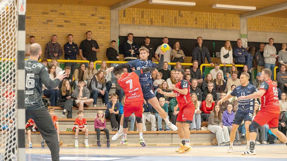 Kaum ein Durchkommen gab es für die Handballer des TV Bissendorf-Holte um Neuzugang Ignacy Bak (am Ball) im Heimspiel gegen Drittliga-Tabellenführer TuS Vinnhorst. Foto: Steve Weber