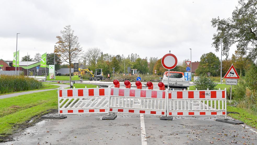Der Kreisverkehr auf Höhe des Pewsumer Gewerbegebiets wird aktuell saniert. Eine Durchfahrt ist nicht möglich. Foto: Heinz Wagenaar