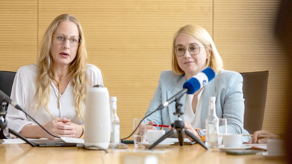 Während Oberbürgermeisterin Katharina Pötter (r.) den Flughafen Münster/Osnabrück stets unterstützte, hatte Landrätin Anna Kebschull (l.) in der Vergangenheit den innerdeutschen Flugverkehr kritisch hinterfragt. Nun fordern beide gemeinsam den Erhalt der München-Verbindung. Foto: Benjamin Beutler