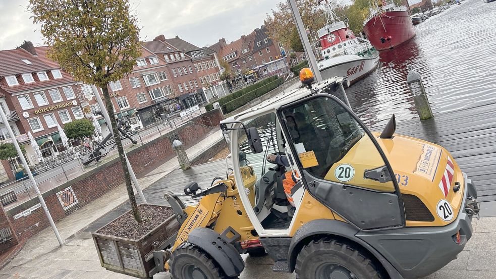 Abtransport: per Bagger mit dem Kübelbaum einmal um die Delftpromenade. Fotos: Stephanie Schuurman