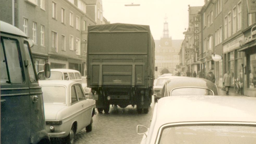 Die Große Straße in Emden ist um 1970 gut gefüllt mit Autos. Heute ist die Straße eine Fußgängerzone. Was ist besser? Foto: Privat-Archiv von Dietrich Janßen