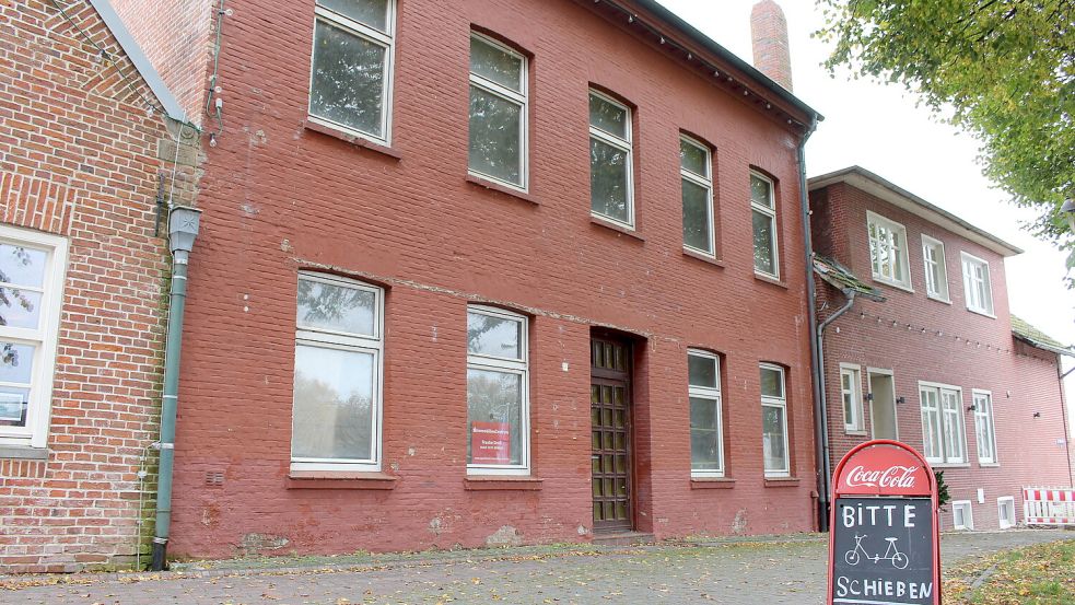 Dieses Haus steht leer, obwohl die Lage kaum besser sein könnte: direkt am Carolinensieler Museumshafen. Foto: Imke Oltmanns