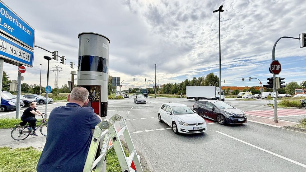 An der VW-Kreuzung: Einbau der neuen Messtechnik in einer der Blitzer-Hülsen. Fotos: Klaus Ortgies